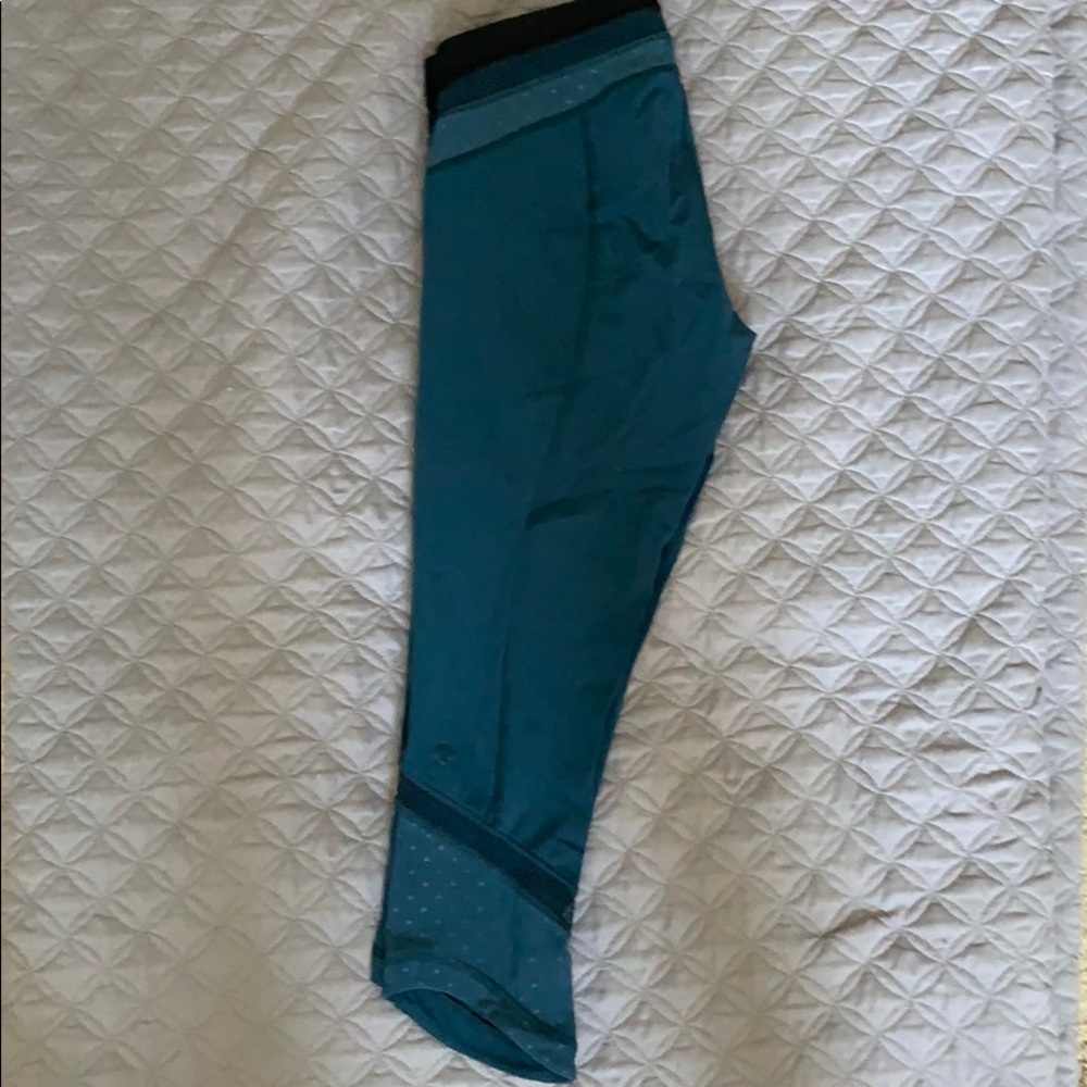 Very cute cropped athletic pants.